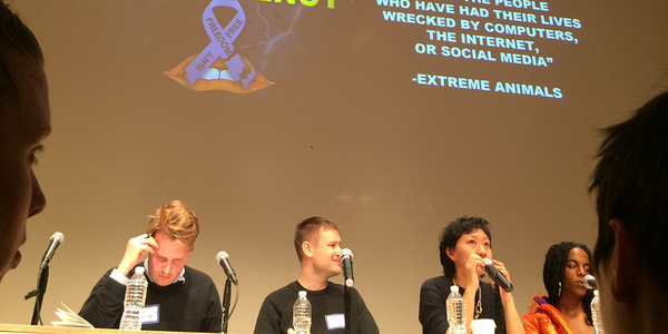 诗人Andrew Durbin，艺术家Simon Denny，诗人Cathy Park Hong，以及艺术家/诗人Juliana Huxtable在“你世代”专题讨论会上，新美术馆.