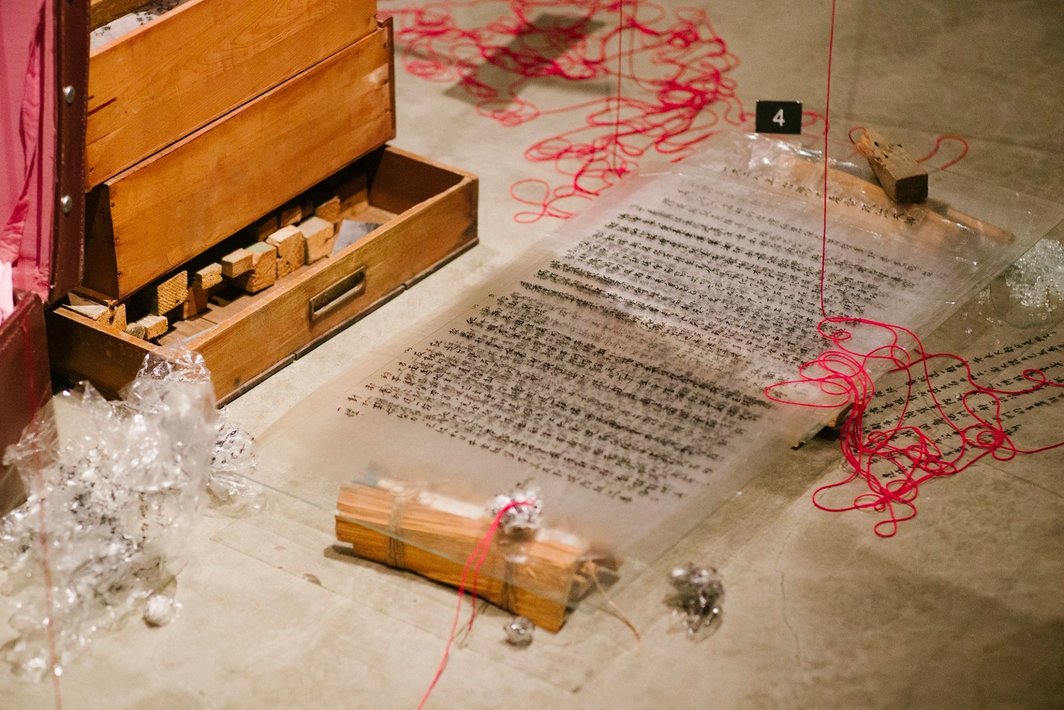 张纹瑄，《某人传》（局部），2016，综合材料，尺寸可变，图片提供：弔诡画廊.