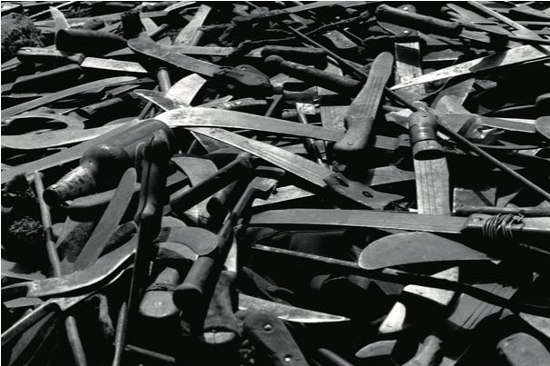 卢旺达、戈马和扎伊尔边境处找到的砍刀，1994. 摄影：Gilles Peress.