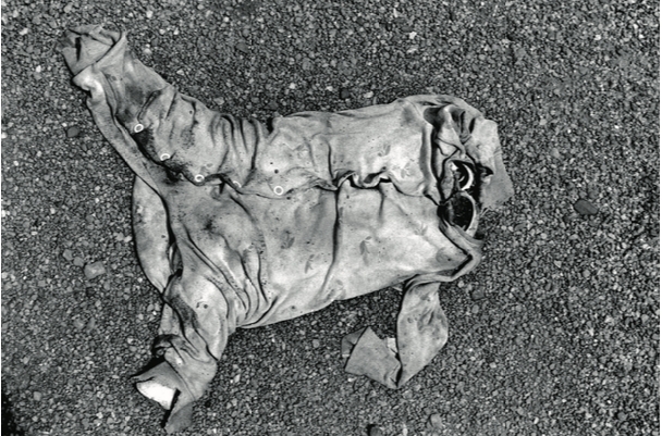 卢旺达Nyarubuye牧区教堂外的难民儿童遗物，1994. 摄影：Gilles Peress.