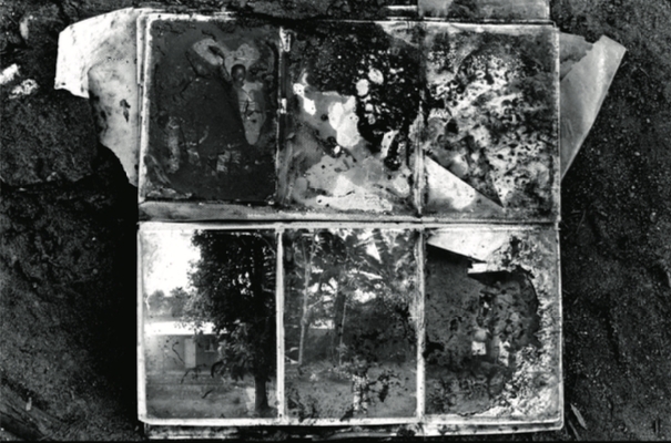 卢旺达Nyamata地区大屠杀现场找到的相册，1994. 摄影：Gilles Peress.