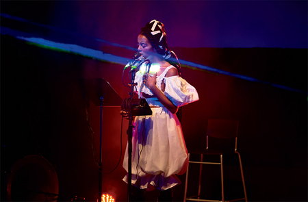 朱莉安娜·赫克斯特布尔，《有一些事实不可争议地存在》（2015）表演现场. 纽约现代艺术博物馆一号剧场，2015年11月14日，摄影：Julieta Cervantes.