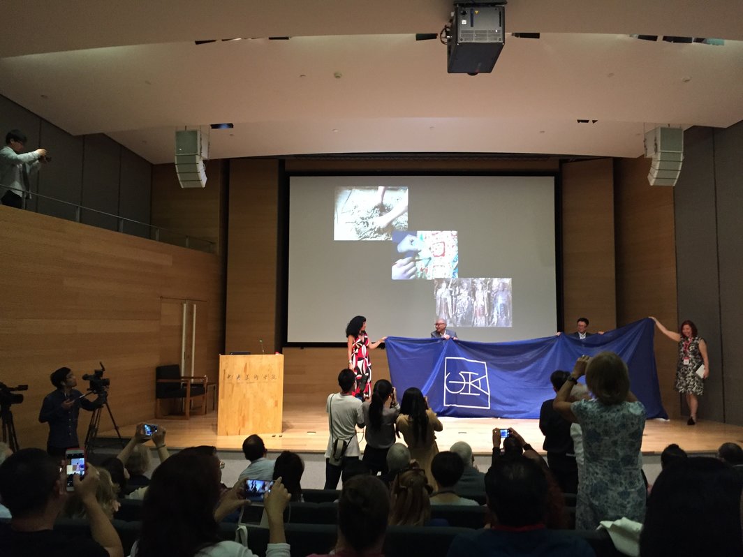 世界艺术史大会会旗交接仪式，意大利与巴西将共同承办下一届大会.