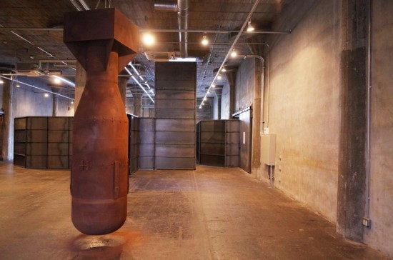 柳幸典，“游走的位置”展览现场，2016. 前景作品为《哑核弹》，2016. 摄影：Andrew Maerkle.