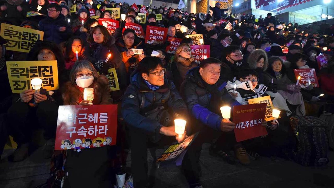 2016年12月31日首尔市中心烛光集会现场，抗议者要求总统朴槿惠立刻卸任. 图片来源：Jung Yeon-Je/AFP.
