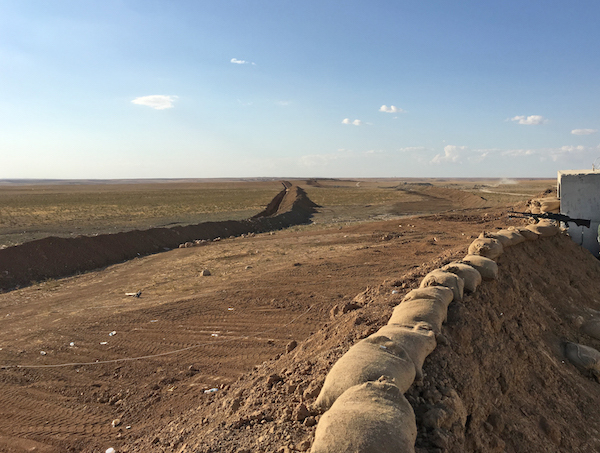 摩苏尔地区被“自由斗士”收复的土地。摄影：弗朗西斯·埃利斯，2016年10月.