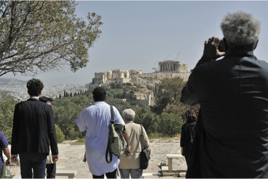 第十四届卡塞尔文献展“aneducation”项目“Methodos/Übungen/Exercises”的参与者们眺望万神庙，雅典，2016年4月8日. 摄影：Freddie F.