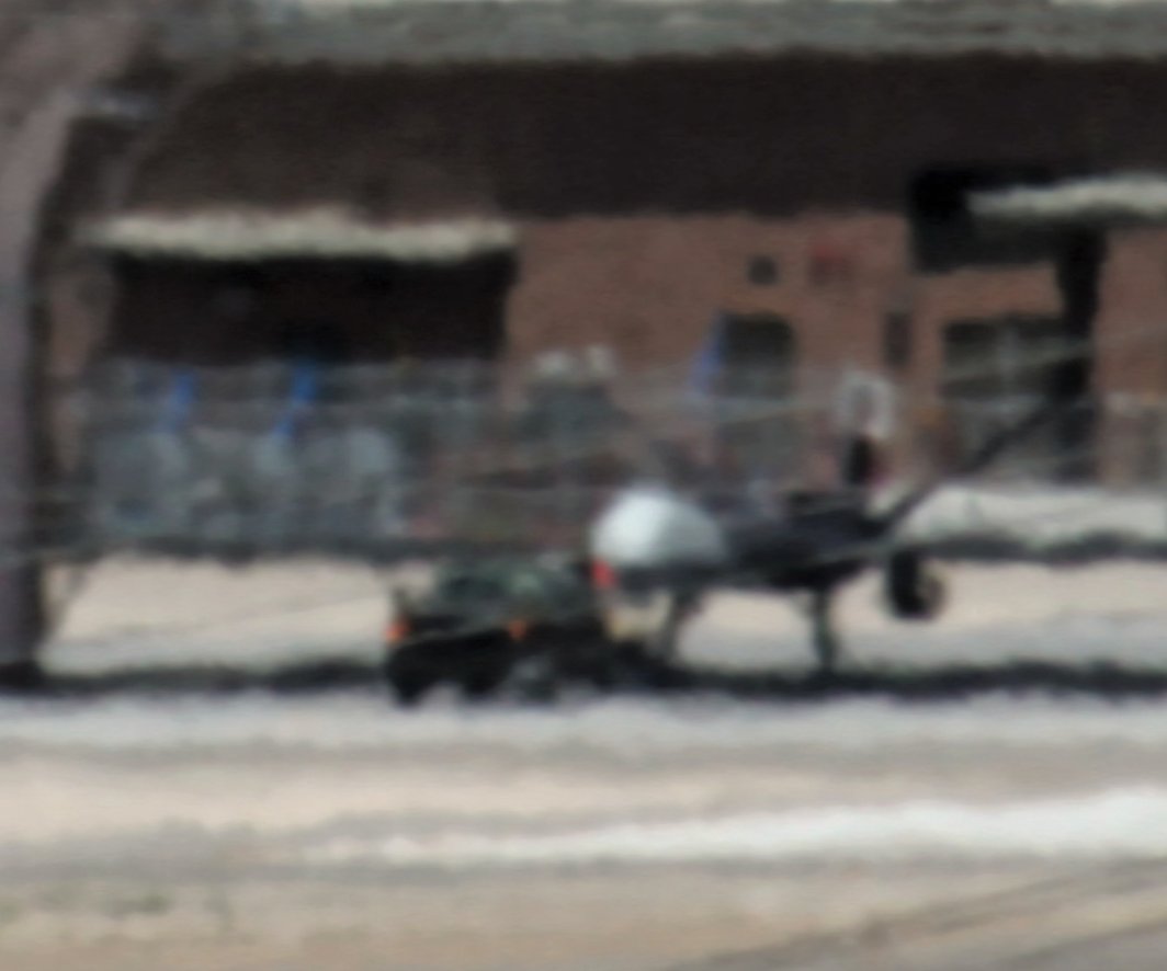 特雷弗·佩格林，《收割者无人机（印第安泉，内华达，拍摄距离：2英里）》，2010，C-print, 46 3⁄4 × 33 1⁄8".