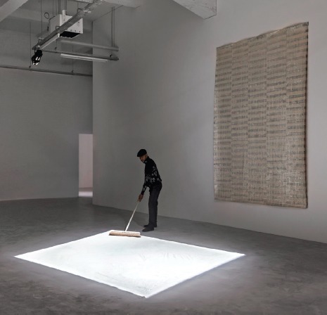 伊迪丝·德克伊恩特，《一千零一夜》，2016，尘土、光线、扫帚. 展览现场，WIELS当代艺术中心，布鲁塞尔. 摄影：Sven Laurent.