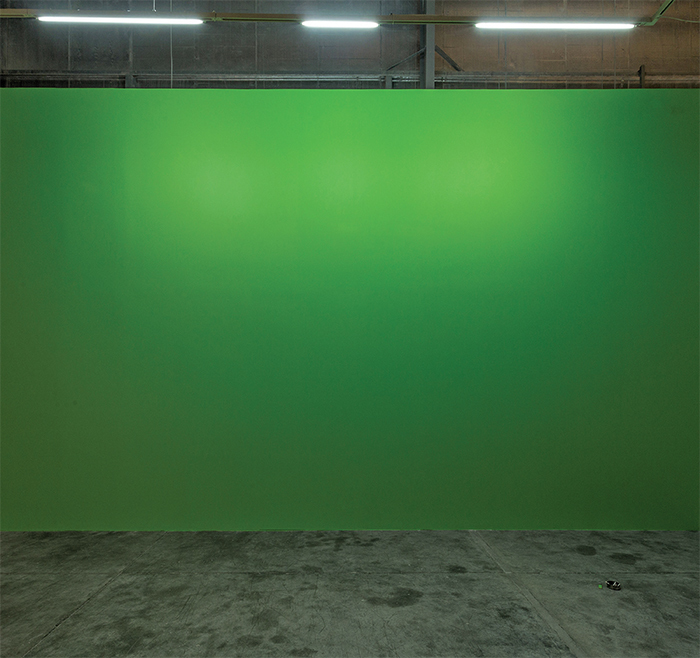 谢蓝天，《林地蕨4号》，2014，颜料、日光灯、烟灰缸、打火机、烟蒂. 迪拜Grey Noise展览现场，2014–15. 摄影：Musthafa Aboobacker.