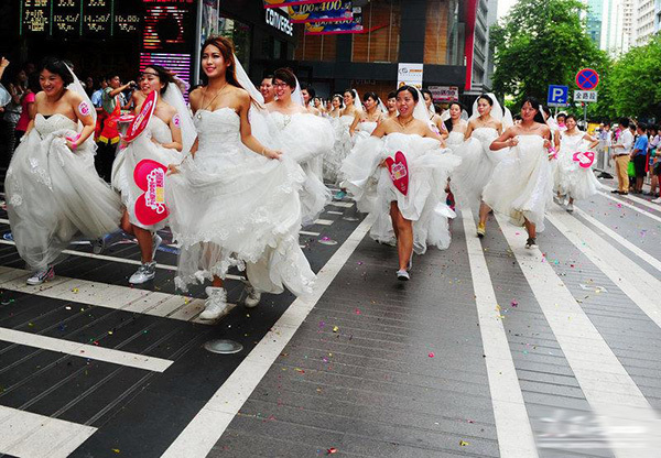 2013年8月12日，百位新娘穿婚纱在广州街头参加新娘赛跑，庆祝七夕节的到来.