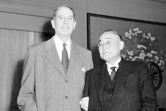 日本前首相吉田茂在纽约酒店会见道格拉斯·麦克阿瑟元帅，1954年11月5日. AP.