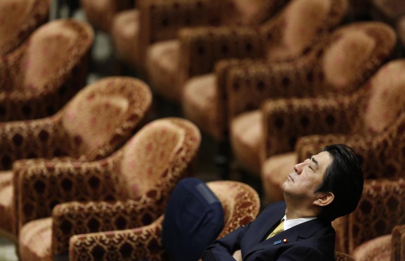 日本现首相安倍晋三在国会众议院会议期间小憩，东京，2015年2月4日. TORU HANAI / REUTERS.
