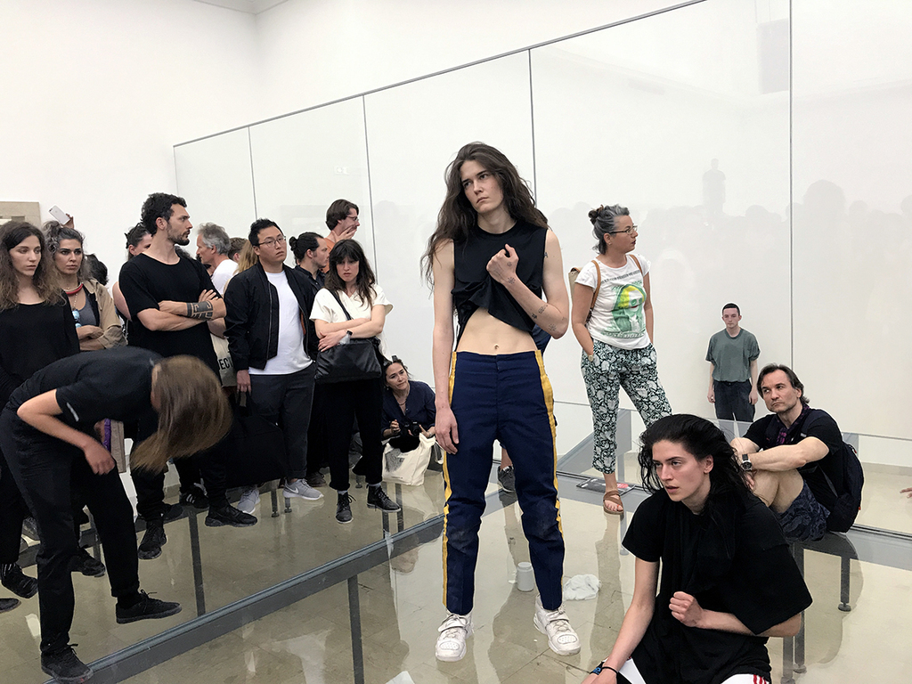 艺术家Anne Imhof的《浮士德》于德国馆表演现场（摄影：David Velasco）.