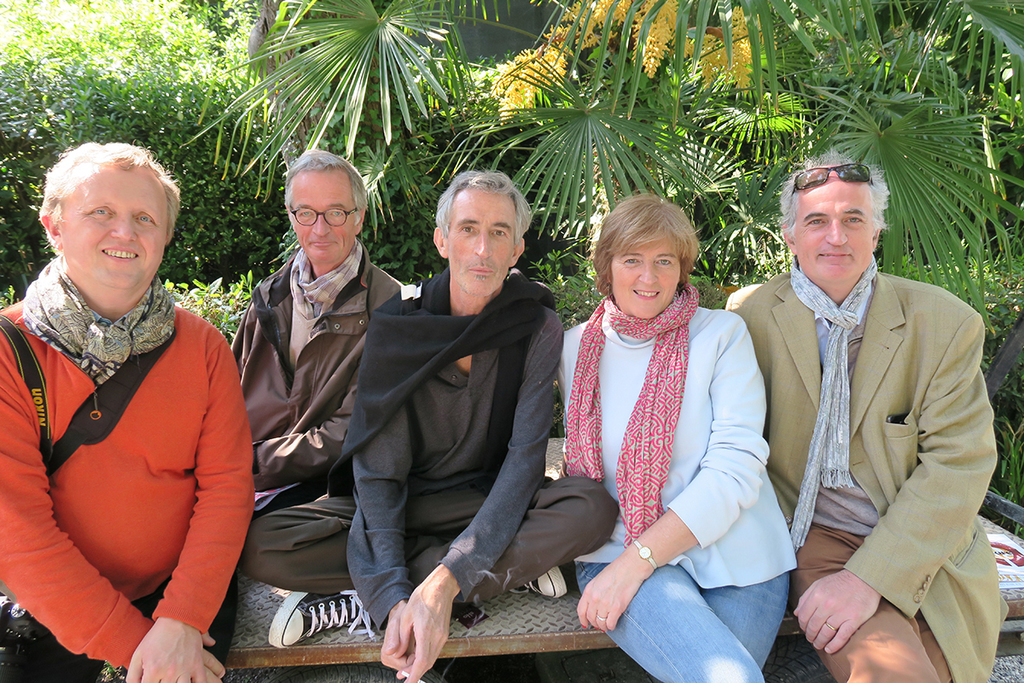 艺术家Francis Alÿs（居中）与他的家人.