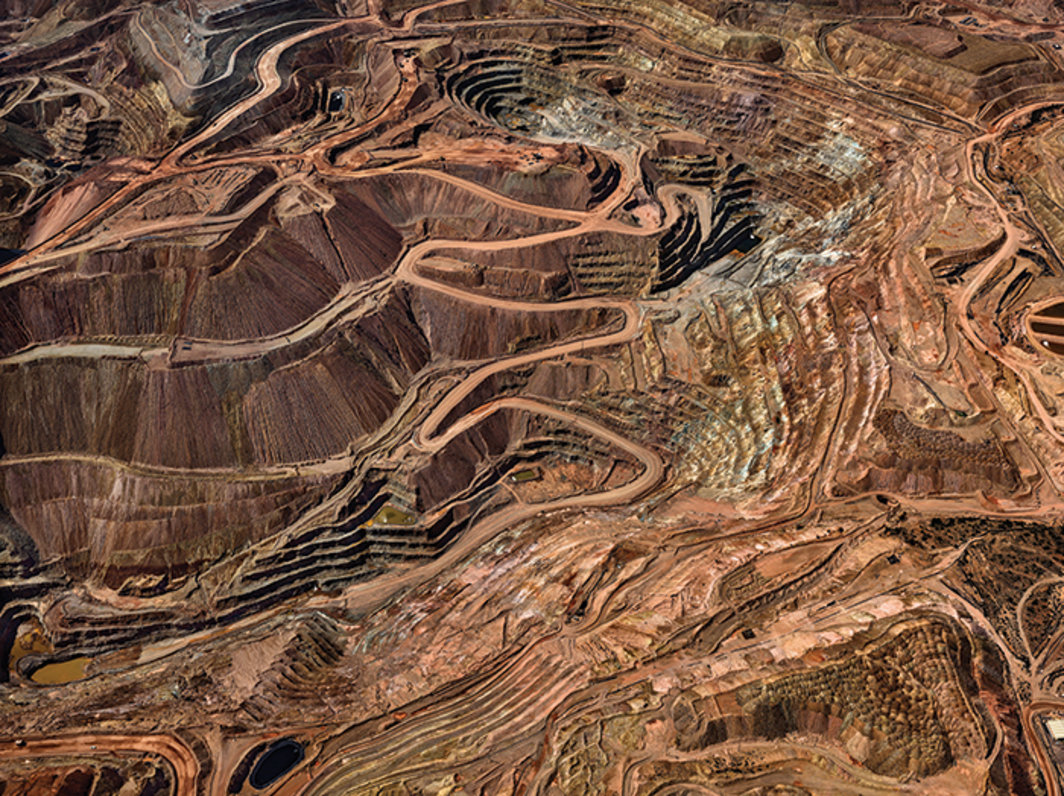 Edward Burtynsky，《蒂龙矿地#3》，新墨西哥州银城（Silver City），美国，2012，C-print，尺寸可变. 
