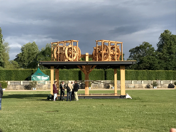 Antonio Vega Macotela，《血磨坊》（The Mill of Blood），2017，钢、木头、玻璃，16 2/5 x 29 1/2 x 29 1/2"。展场：Westpavillon (Orangerie), Kassel.