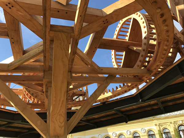 Antonio Vega Macotela，《血磨坊》（The Mill of Blood），2017，钢、木头、玻璃，16 2/5 x 29 1/2 x 29 1/2"。展场：Westpavillon (Orangerie), Kassel.