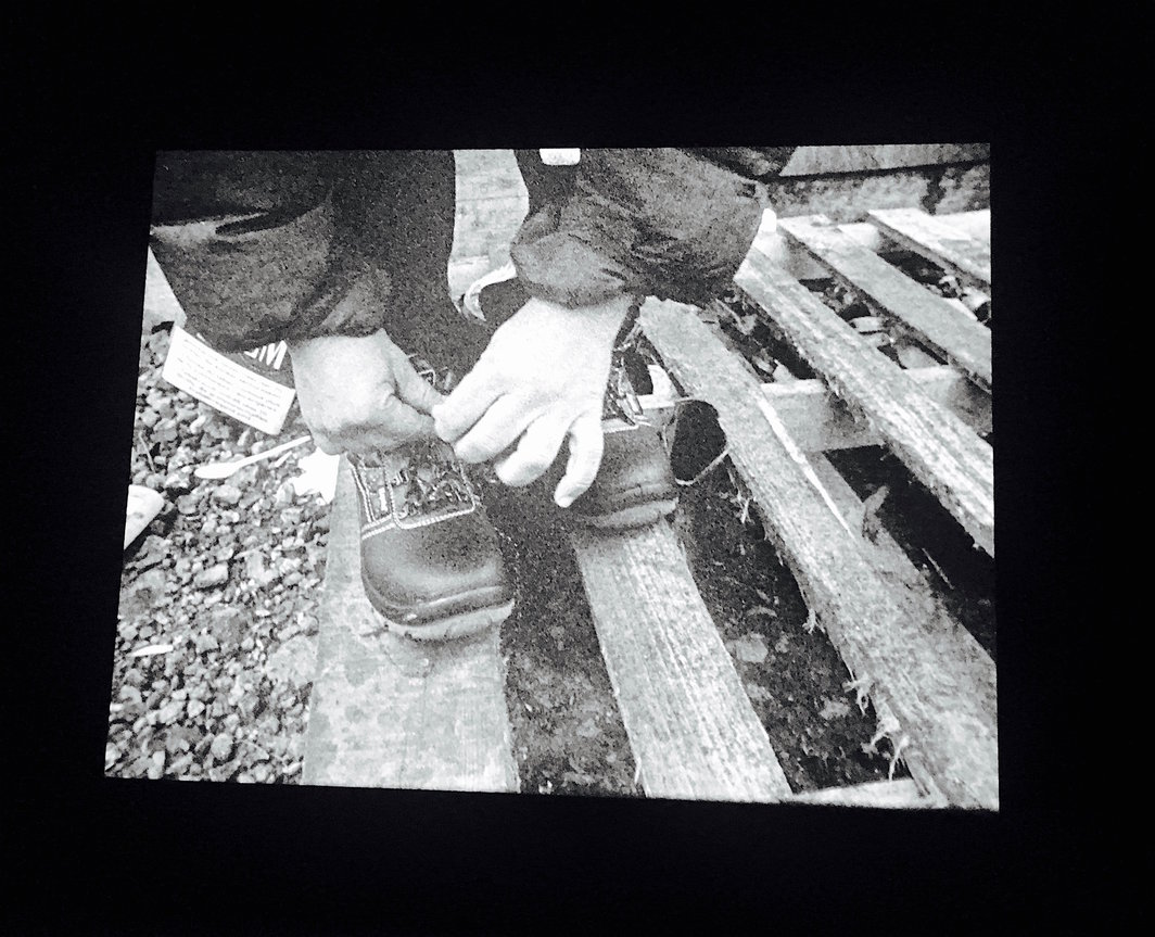 Artur Żmijewski, 《一瞥》（Glimpse），2016–17，16毫米转数码录像，黑白无声，时长20分。卡塞尔文献展雅典部分，展场：雅典美术学院 (ASFA)—Pireos Street (“Nikos Kessanlis” Exhibition Hall).