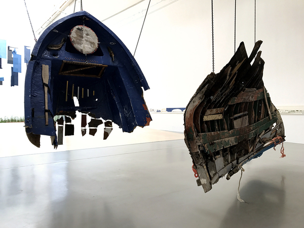 Guillermo Galindo, 《Fluchtzieleuropahavarieschallkörper》，2017，来自希腊莱斯博斯岛残留的玻璃钢和木质小船、救生圈和划桨，羊皮、金属管、橡皮圈、废弃金属、竖琴线、钢琴线和金属。展场：卡塞尔文献展厅。