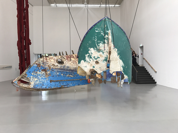 Guillermo Galindo, 《Fluchtzieleuropahavarieschallkörper》，2017，来自希腊莱斯博斯岛残留的玻璃钢和木质小船、救生圈和划桨，羊皮、金属管、橡皮圈、废弃金属、竖琴线、钢琴线和金属。展场：卡塞尔文献展厅。