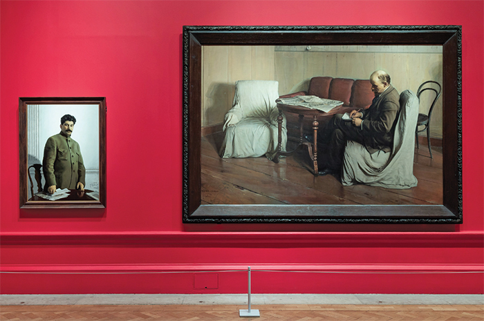 “革命：俄国艺术1917-1932”展览现场，2017，皇家艺术学院，伦敦. 从左至右：伊萨克·布罗德斯基，《斯大林肖像》，1927；伊萨克·布罗德斯基，《列宁在斯莫尼尔宫》（Lenin in Smolny），1930. 摄影：Marcus J. Leith.