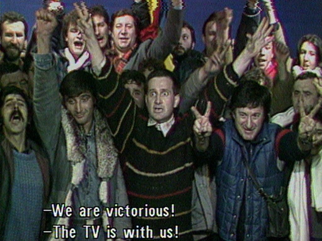 哈伦·法洛基，《革命录影纪事》，1992. 图片来自互联网. / 鲍德里亚认为罗马尼亚革命是一场发生在电视台录影棚中的革命，而无数架摄像机聚焦的街头则成为了录影棚的延伸.