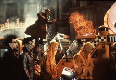 雷德利·斯科特，《银翼杀手》，1982，彩色35毫米胶片电影静帧，117分钟.