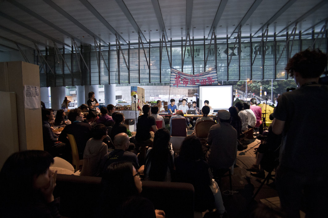 “东亚诸众峰会”会议现场，2012. （所有图片由李俊峰提供）