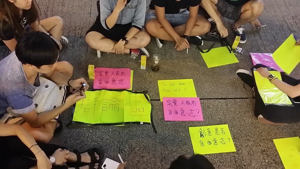 群众运动里的自发“吹水区”（闲聊区），2014.