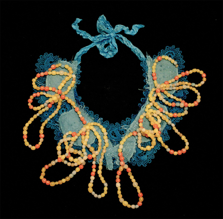 安娜·杜米特留（Anna Dumitriu），《工程抗体》，2016，聚合物粘土、来自HIV阳性血液的结晶氨基酸、染料、绣花棉布印花布、仿古钩编亚麻布，30 x 30厘米.