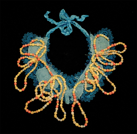 安娜·杜米特留（Anna Dumitriu），《工程抗体》，2016，聚合物粘土、来自HIV阳性血液的结晶氨基酸、染料、绣花棉布印花布、仿古钩编亚麻布，30 x 30厘米.