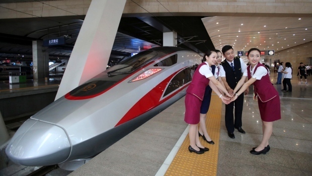2017年9月，“复兴号”动车组在京沪高铁全面提速，京沪之间全程运行时间缩短至4个半小时左右。 图片来源：AP.