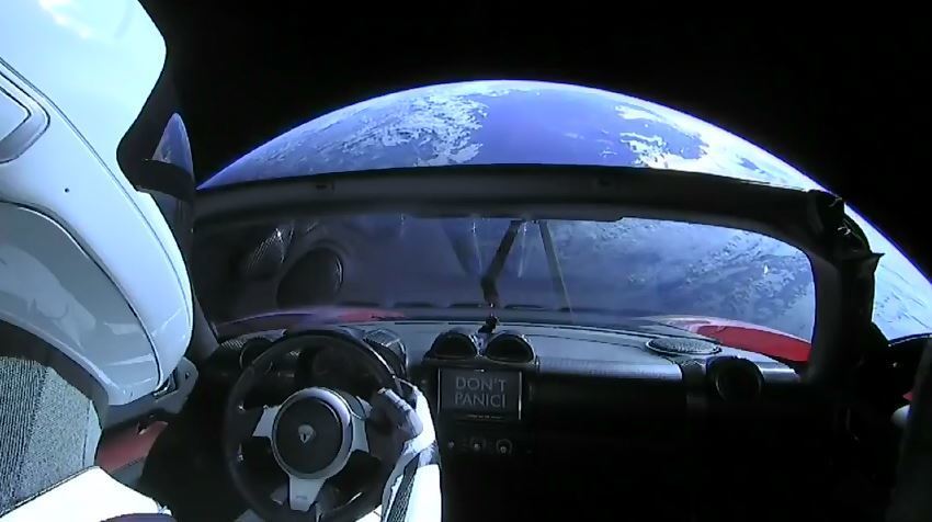 从Space X的“星侠”（Starman）位置望去的地球.