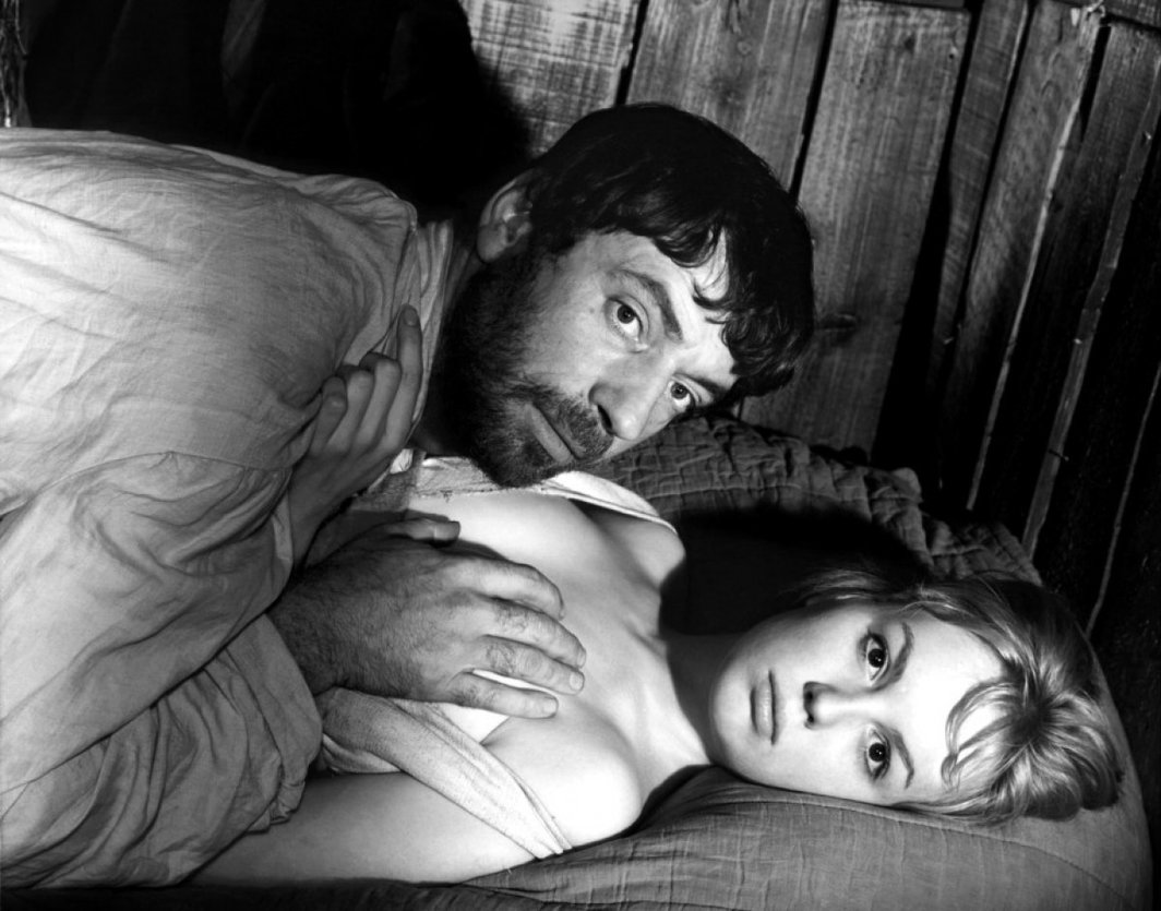 1957年法国与东德合拍电影《萨勒姆女巫事件》（Les sorcières de Salem），剧本由萨特改编，伊夫·蒙当饰男主人约翰，米琳娜·德蒙若饰阿比盖尔.