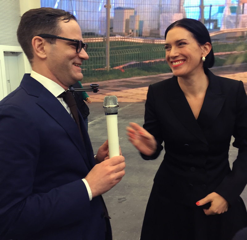 尤伦斯当代艺术中心馆长田霏宇与艺术家萨拉·莫里斯.