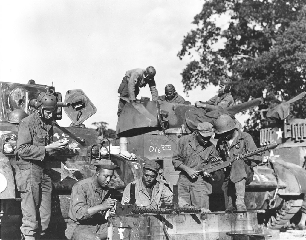 761坦克营“恶犬连”（Dog Company）的士兵在离开英格兰前往法国作战前检查武器，1944年.