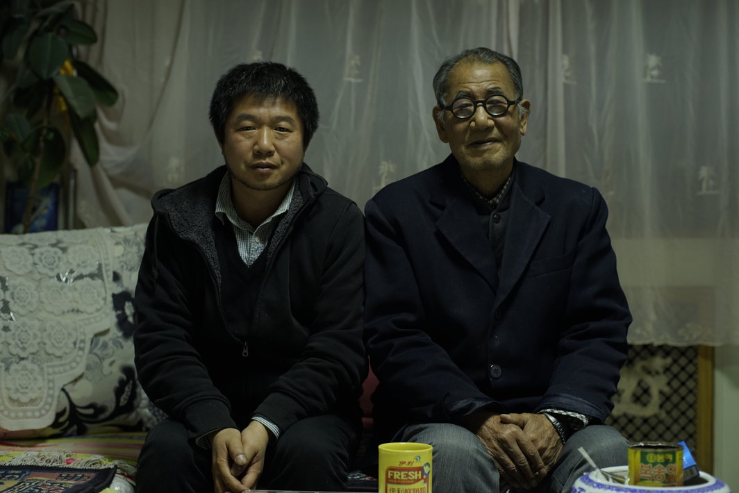 王兵与受访者祁录基合影，2016，王兵工作室惠允.