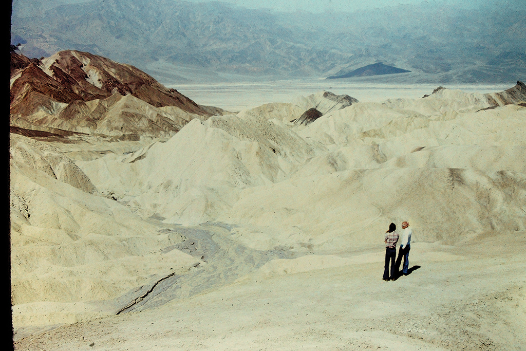 米歇尔·福柯（Michel Foucault）和迈克尔·斯通曼（ Michael Stoneman）在加州死亡谷，1975. 摄影：Simeon Wade.