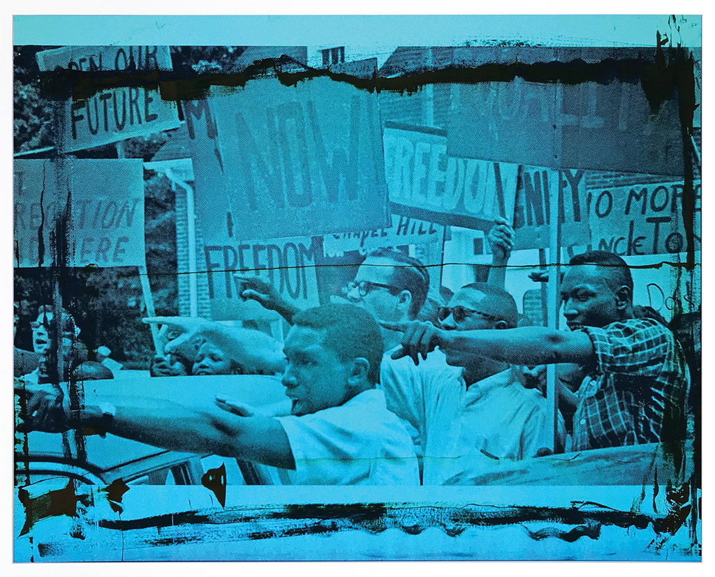汉克·威利斯·托马斯，《自由，此刻（蓝色和金色）》，2018，回射塑胶板上丝网印刷，复合材料画框，24 × 30".