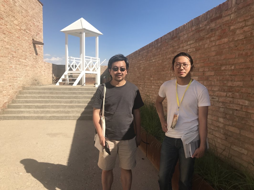 建筑师和艺术家李巨川与务虚小组成员郑宁远在李巨川的《西海固眺望台》前.