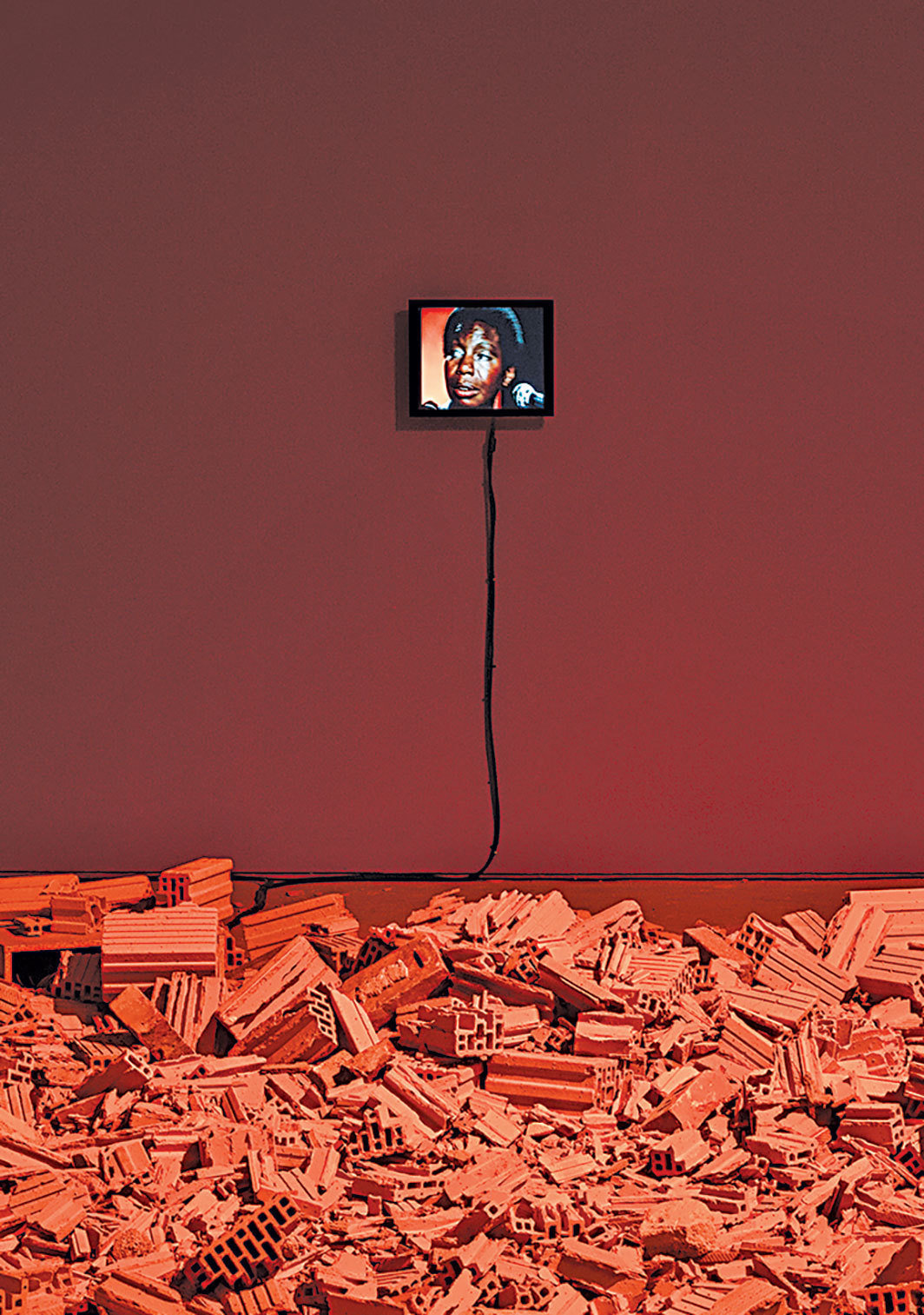 迪妮欧·塞舍·波帕佩（Dineo Seshee Bopape），《无题（关于神秘的不稳定性）[感觉]》（局部），2016-18，砖头、灯光、声音、录像、水、餐巾纸、Jabu Arnell, Lachell Workman, Robert Rhee的作品. 展览现场，KW当代艺术中心. 摄影：Timo Ohler.