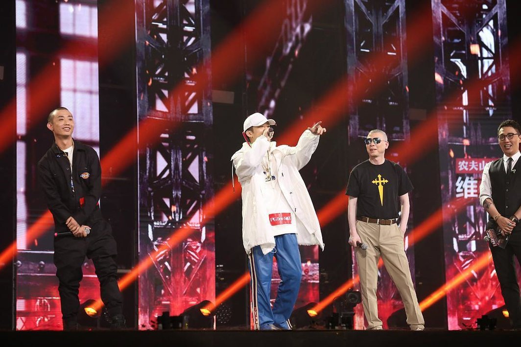 《中国有嘻哈》总决赛现场，2017年. 从左到右：GAI，PG One，导演冯小刚，主持人华少.