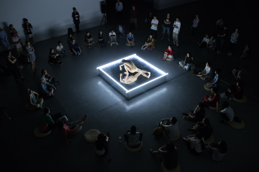 艾萨·霍克森，《皮肤》（进展中的创作），2018，表演于上海明当代美术馆“他者的舞台”项目. 图片：上海明当代美术馆.