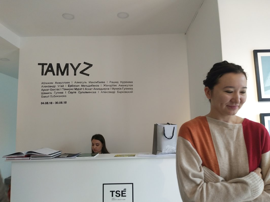 画廊主Dina Bayatasova在自己的画廊Tse Destination.