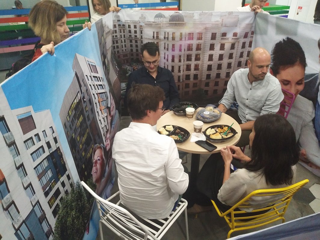 Artbat艺术节上Evgeniya Babich的作品.