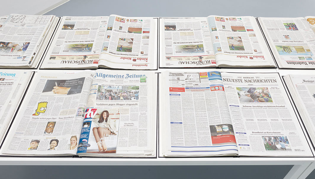 巴努·钦内图，《11.08.2015》（局部），2015，2015年8月11日出版的德国报纸，手工装订成70册. 展览现场，Bonner Kunstverein, 波恩，德国. 摄影: Simon Vogel.