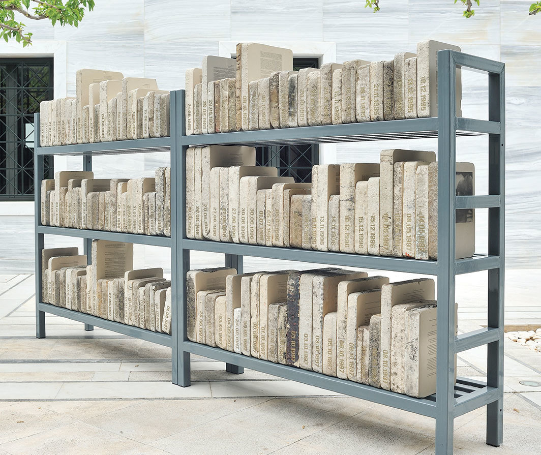 巴努·钦内图，《古倍特日记（27.07.1995–08.10.1997）》，2016–17，145块平版印刷石灰岩石板. 展览现场，Gennadius图书馆，雅典，2017. 第14届卡塞尔文献展. 摄影: Freddie Faulkenberry.