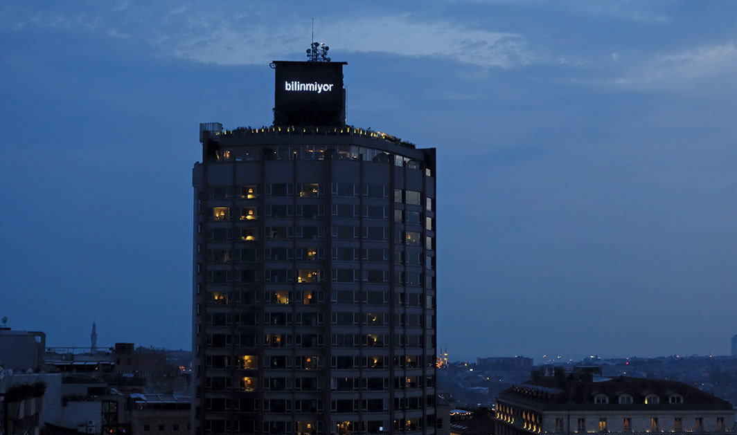 《名单》，2006–，22342名难民和移民的死亡记录，数码录像，黑白无声，时长360小时. 展览现场，YAMA, Marmara Pera Hotel，伊斯坦布尔，2015. 来自跨文化行动联合会以及themigrantfiles截至2015年6月14日的记录.