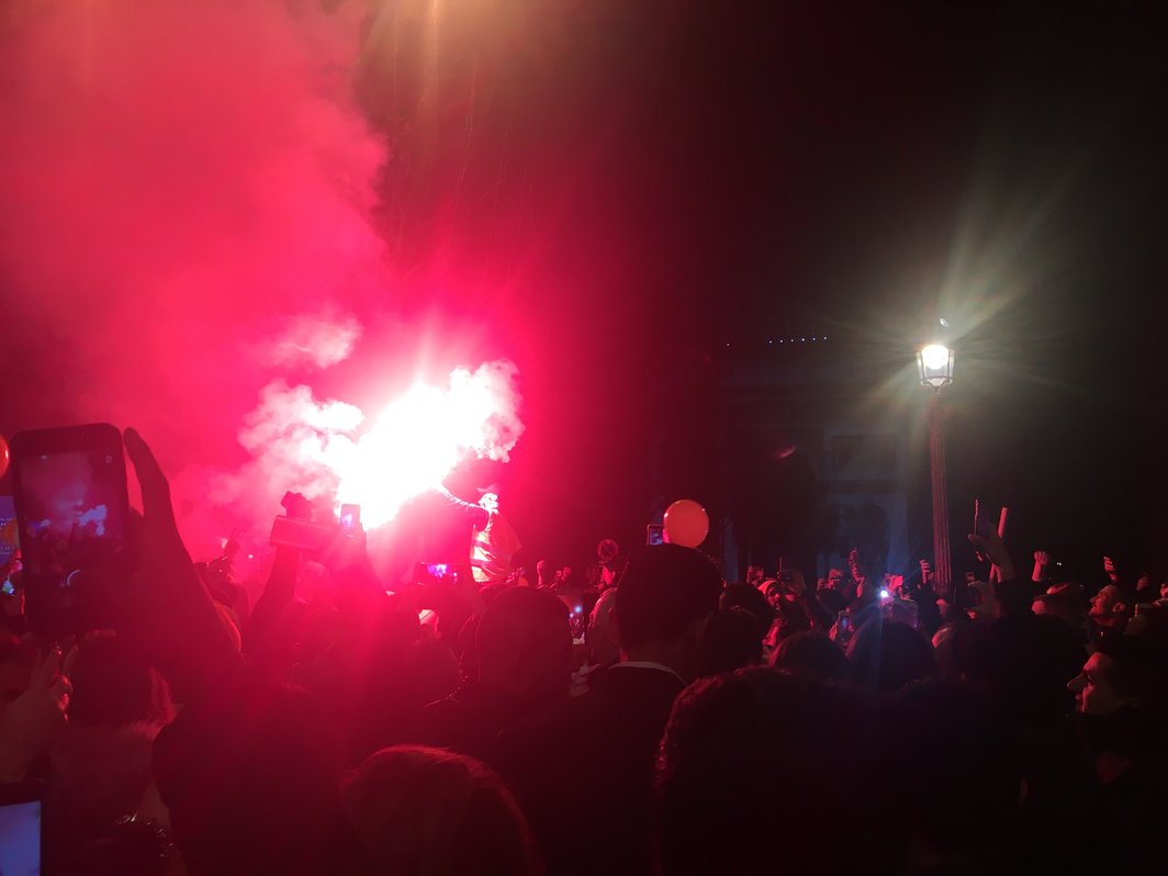 巴黎烟花跨年庆典现场，人群中有人点燃了红色火焰信号弹.